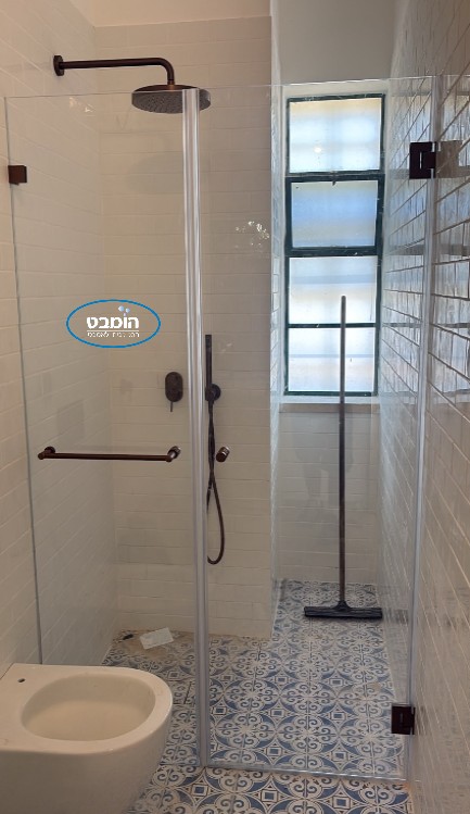 מקלחון חזית קבוע+ דלת זכוכית אקסטרה קליר פירזול גרפיט 8 מ"מ לפי מידה+ ידית מגבת