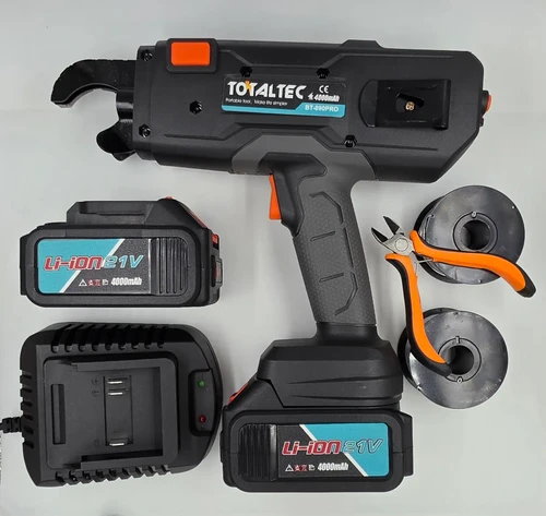 קושרת ברזל נטענת 21V TOTALTEC BT-890PRO כולל 2 סוללות 4Ah, מטען, 2 גלילי חוט ומזוודת נשיאה