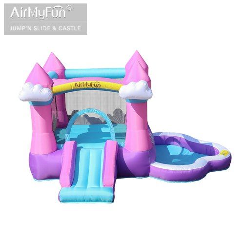 מתנפח הטירה הסגולה עם בריכת כדורים D82078 מבית Doctor Dolphin - המתקן מוקם בחצר או בגינה
