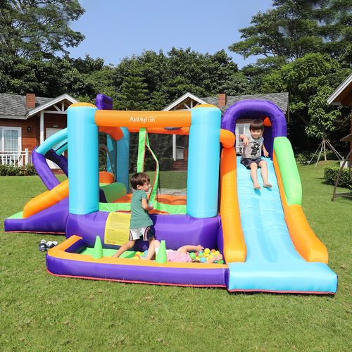 מתנפח עם שתי מגלשות D82003 מבית Air My Fun - המתקן מוקם בחצר או בגינה