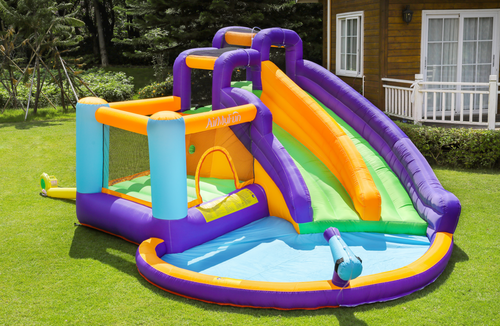 מתנפח מים ענק סגול W83005 מבית DOCTOR DOLPHIN - המתקן מוקם בחצר או בגינה
