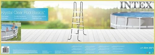 סולם לבריכה 132 ס״מ עם משטח דריכה עליון INTEX 28067 - מבט צד להמחשת גובה ורוחב