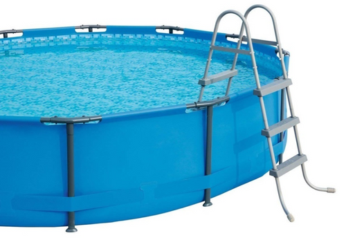 סולם דו כיווני לבריכה 107 ס״מ 3 שלבים INTEX 28065 - תקריב על מבנה המתכת המגולוונת