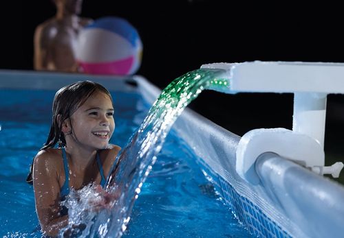 מפל מים LED צבעוני לבריכה | INTEX | מק״ט 28090 - המוצר מותקן או בשימוש בבריכה