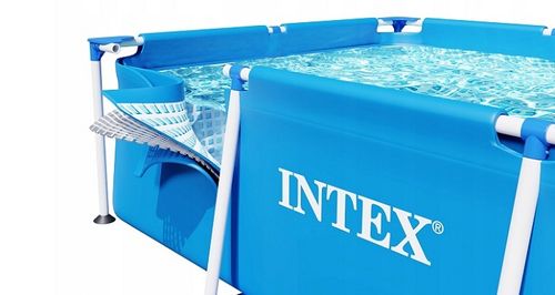 בריכת עמודים מלבנית כחולה 450X220X84 סמ 28273 מבית INTEX - תמונת אווירה ושימוש בבריכה