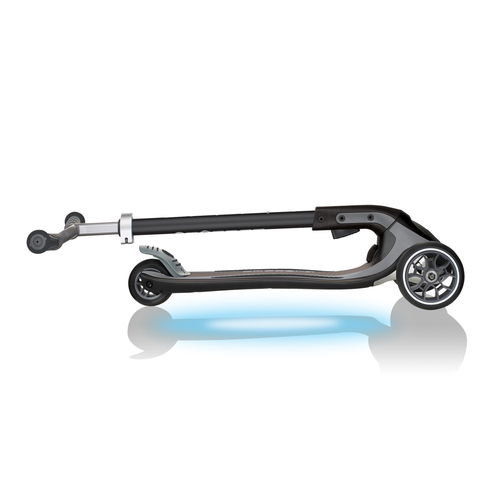 קורקינט לילדים ונוער אולטימום ULTIMUM Lights עם כיוונון היגוי ומשטח עמידה מאיר - שחור