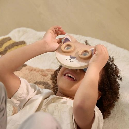 ילד שוכב במיטה ומביט בשקופיות עם - מקרן סיפורים מעץ שועל - Little Dutch