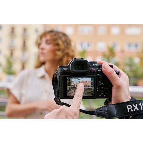 מצלמה קומפקטית Sony RX10 V