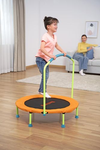 טרמפולינה מתקפלת לקטנטנים עם מוט אחיזה סמ 59100 מבית Bestway - תמונת אווירה ושימוש בטרמפולינה