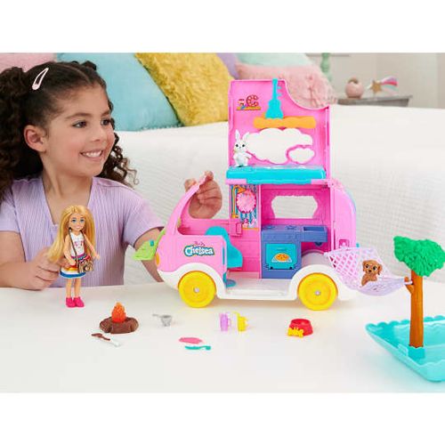ברבי 2 ב 1 קרוואן    Barbie Chelsea 2-in-1 Camper Playset With Chelsea Small Doll, 2 Pets & 15 Accessories