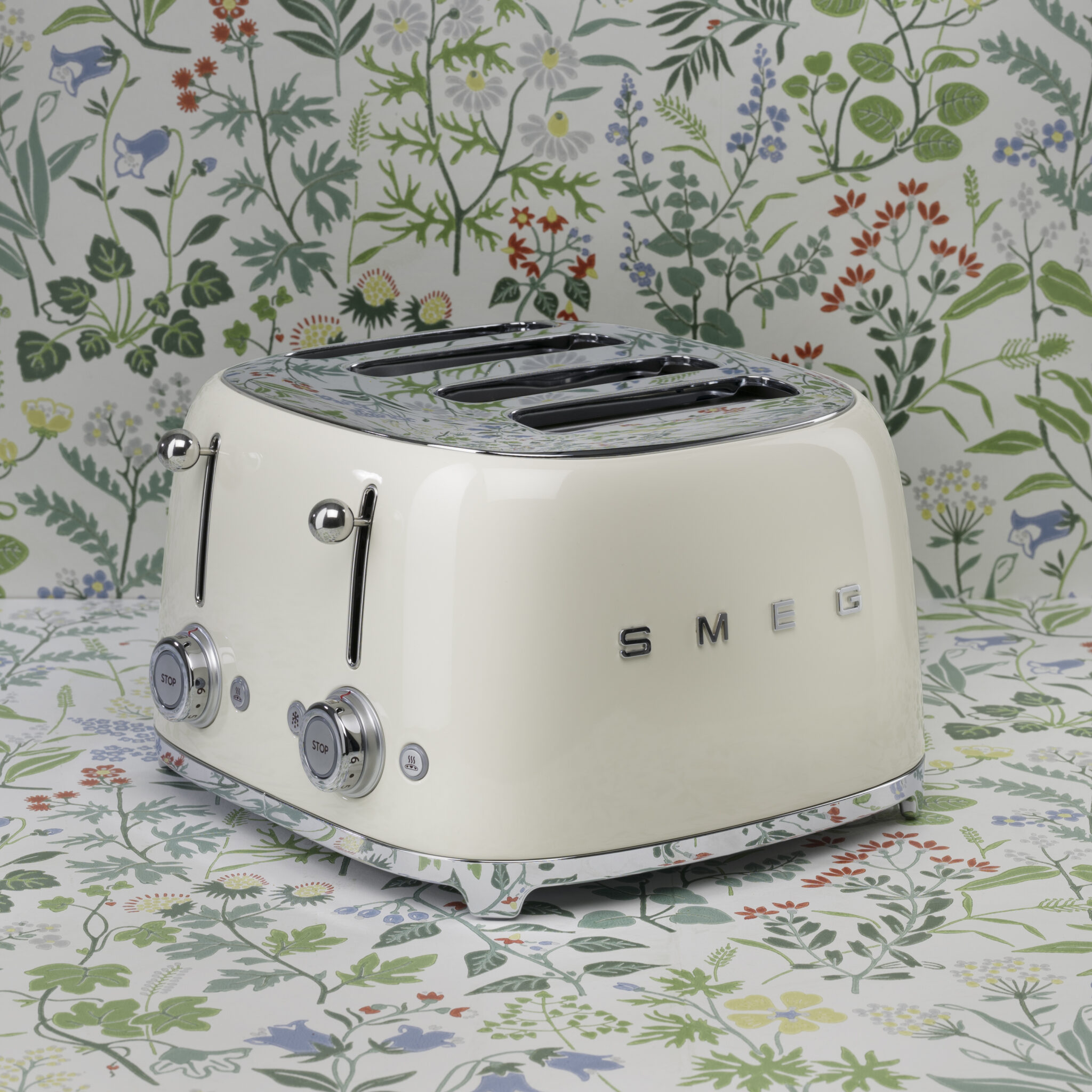 מצנם קופץ ל-4 פרוסות SMEG נירוסטה TSF03SSEU