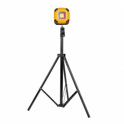 פרוז'קטור LED נטען PROJECTION LIGHT בעוצמה של 2,000 לומן עם חצובה מתכווננת לגובה 2.1 מטר.
