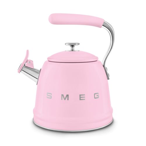 קומקום שורק לא חשמלי SMEG בצבע ורוד בעיצוב רטרו שנות החמישים