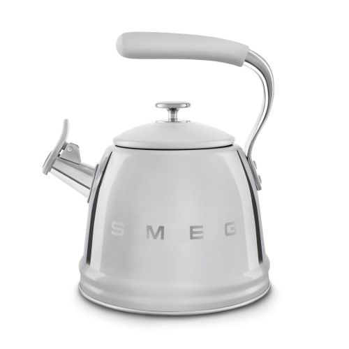 קומקום שורק לא חשמלי SMEG בצבע נירוסטה בעיצוב רטרו שנות החמישים