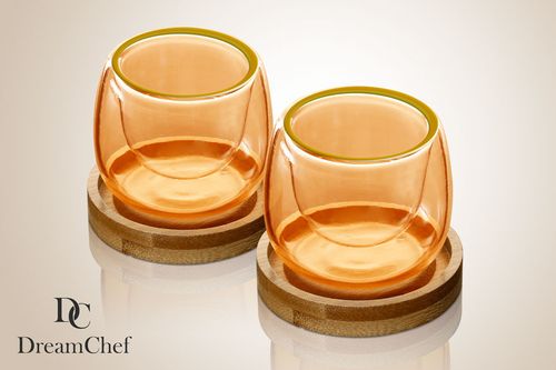 זוג כוסות קפה זכוכית אמבר פס זהב DreamChef עם תחתיות עץ