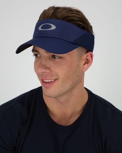 OAKLEY PERFORMANCE VISOR FATHOM כובע מצחיה של אוקלי בצבע כחול כהה