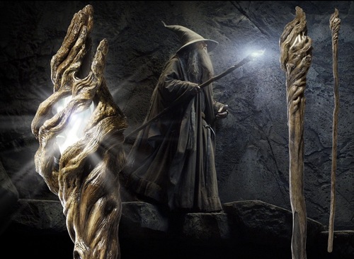 המטה המואר של גנדלף בגודל מלא  – ההוביט | Gandalf Illuminating Staff Full-Size Replica – The Hobbit