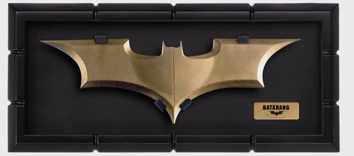 רפליקת באטראנג Batman: The Dark Knight Rises עם ויטרינת תצוגה  | Batman: The Dark Knight Rises Batarang Replica with Display Case 