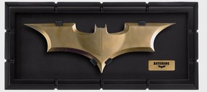 רפליקת באטראנג Batman: The Dark Knight Rises עם ויטרינת תצוגה  | Batman: The Dark Knight Rises Batarang Replica with Display Case 