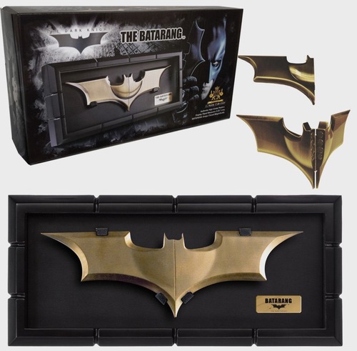 רפליקת באטראנג Batman: The Dark Knight Rises עם ויטרינת תצוגה  | Batman: The Dark Knight Rises Batarang Replica with Display Case 