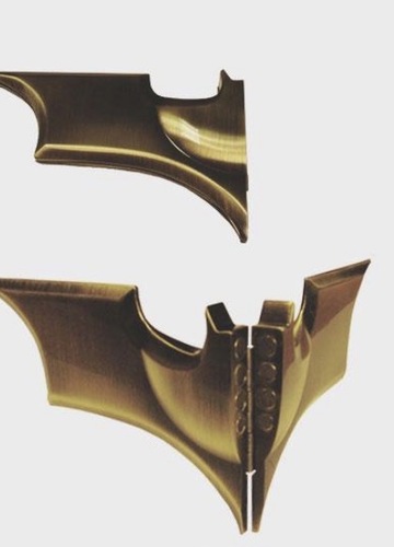 רפליקת באטראנג Batman: The Dark Knight Rises עם ויטרינת תצוגה  | Batman: The Dark Knight Rises Batarang Replica with Display Case 