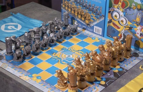 ערכת שחמט מיניונים: מהומה מימי הביניים | Minions Medieval Mayhem Chess Set