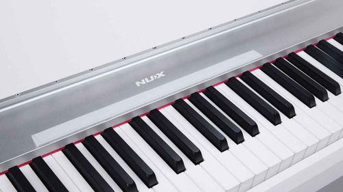 פסנתר חשמלי לבן עם סטנד ופדלים NUX NCK-330