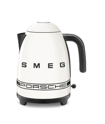 קומקום חשמלי לבן קאררה שת”פ SMEG ופורשה