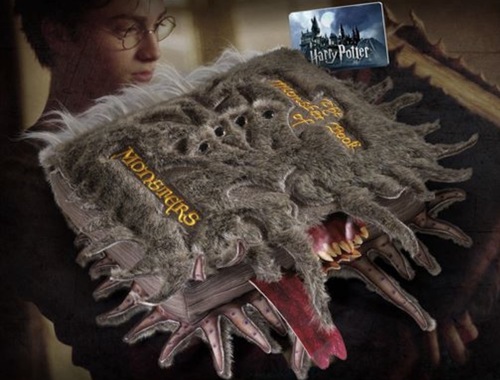 בובת אספנות גדולה ספר המפלצות – הארי פוטר | Harry Potter Large Monster Book of Monsters Collector Plush