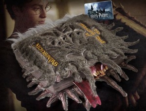 בובת אספנות גדולה ספר המפלצות – הארי פוטר | Harry Potter Large Monster Book of Monsters Collector Plush