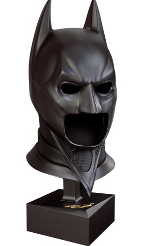 מסכת באטמן בגודל מלא עם מעמד תצוגה – The Noble Collection | Batman Full-Size Display Cowl with Display Stand – The Noble Collection