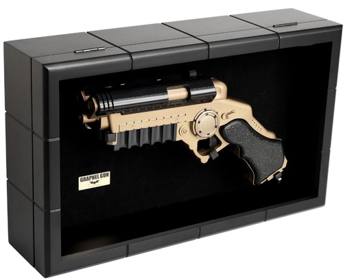 אקדח ה־Grapnel Gun של באטמן עם קופסת תצוגה | Batman Grapnel Gun Replica with Display Case DC Comic