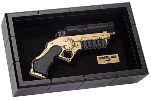 אקדח ה־Grapnel Gun של באטמן עם קופסת תצוגה | Batman Grapnel Gun Replica with Display Case DC Comic