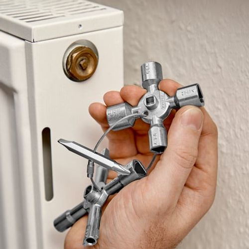 KNIPEX TwinKey® – מפתח אוניברסלי לארונות בקרה