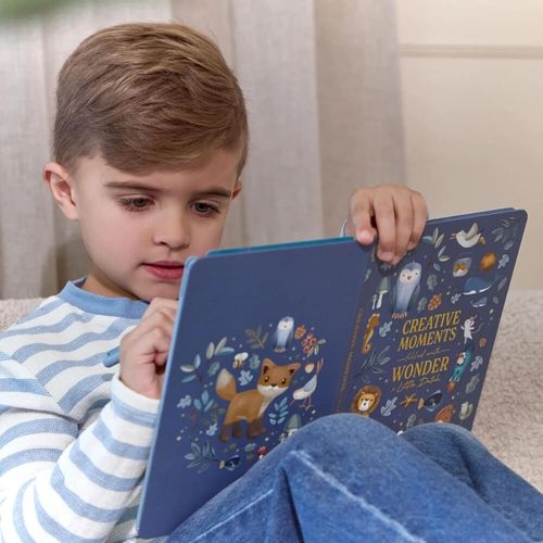 ילד יושב על מיטה ומצייר על טאבלט ציור חכם כחול - Little Dutch