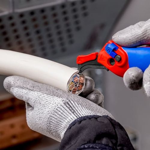 סכין קילוף כבלים KNIPEX עם נעל מובילה ומנגנון ראצ׳ט – 16 50 145 SB