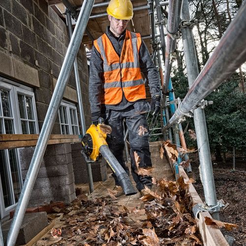 מפוח יד נטען DEWALT DCM572 54V FlexVolt גוף בלבד - גוף צהוב שחור עם צינור מעוקל ונחיר מרכז לפינוי עלים ואבק משבילים