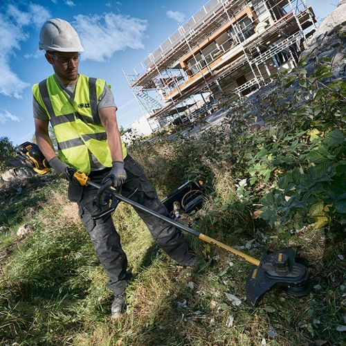 חרמש נטען DEWALT DCM571 54V FlexVolt גוף בלבד - מוט צהוב שחור באורך 1.8 מטר עם ראש קיצוץ 38 ס