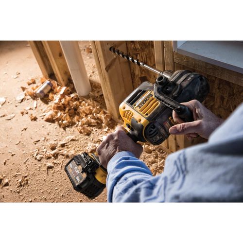 מקדחה נטענת DEWALT DCD460T2 54V FlexVolt - גוף צהוב שחור עם ידית bail וידית צד, תפסן 13 מ