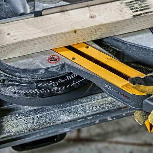 מסור פנדל נגרר נטען DEWALT DCS777N 54V FlexVolt גוף בלבד - גוף צהוב שחור עם להב 216 מ