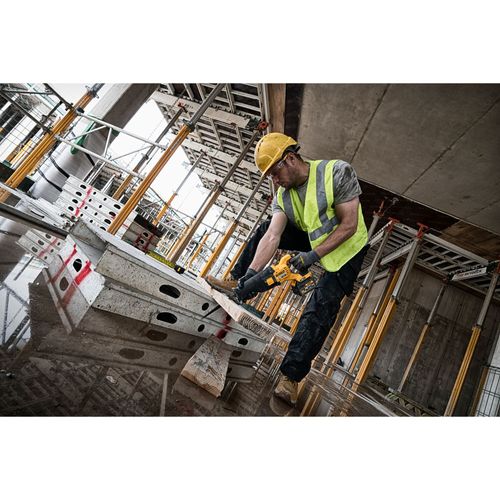 מסור חרב נטען DEWALT DCS388N 54V FlexVolt גוף בלבד - גוף צהוב שחור עם נעל בסיס מתכווננת ומנגנון החלפת להב מהיר לפירוק וחיתוך