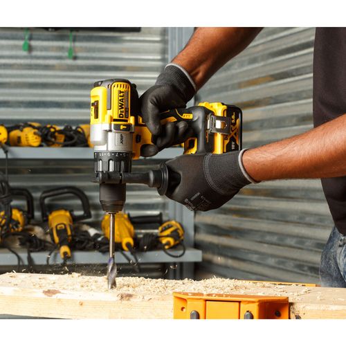 מברגה ומקדחה רוטטת נטענת DEWALT DCD996P2 18V XR - גוף צהוב שחור עם תפסן 13 מ