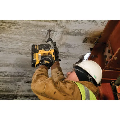 פטישון נטען DEWALT DCH273P2 18V XR - גוף L צהוב שחור עם תפסן SDS-Plus, ידית צד, שתי סוללות 5 אמפר ומזוודת נשיאה