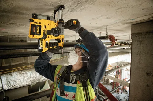 פטישון נטען DEWALT DCH273P2 18V XR - גוף L צהוב שחור עם תפסן SDS-Plus, ידית צד, שתי סוללות 5 אמפר ומזוודת נשיאה