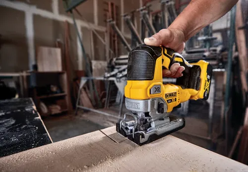 מסור אנכי נטען DEWALT DCS334N 18V XR גוף בלבד - גוף צהוב שחור עם בסיס מתכוונן וכיסוי מונע שריטות לחיתוכי עקומה בעץ