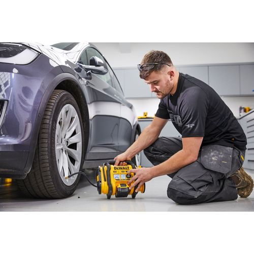 מדחס אוויר נטען DEWALT DCC018N 18V - לחץ עד 11 בר עם צג דיגיטלי, תאורת LED וצינור 75 ס