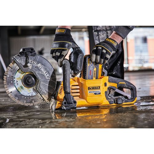 סוללת ליתיום נטענת DEWALT DCB548 XR FlexVolt 18V/54V - 12 אמפר עם 15 תאים, מעבר מתח אוטומטי ומכסה הובלה