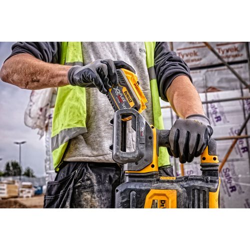 סוללת ליתיום נטענת DEWALT DCB548 XR FlexVolt 18V/54V - 12 אמפר עם 15 תאים, מעבר מתח אוטומטי ומכסה הובלה