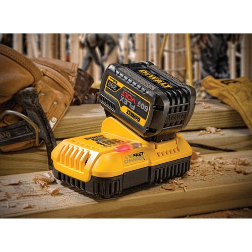 מטען מהיר DEWALT DCB118 XR - טעינת סוללות 18V ו-FlexVolt 54V בזרם עד 8 אמפר עם מאוורר קירור פנימי