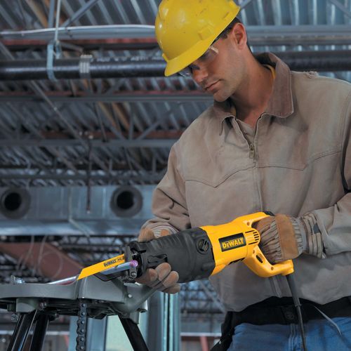 מסור חרב DEWALT DW311K - מסור פירוק 1,200 וואט עם מצב פנדל והחלפת מסורית מהירה